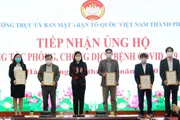 Chủ tịch Ủy ban MTTQ TP Hà Nội Nguyễn Lan Hương trao giấy chứng nhận cho các tổ chức, cá nhân tham gia ủng hộ công tác chống dịch Covid-19.