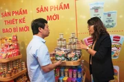 Phó Tổng Giám đốc VISSAN Phan Văn Dũng giới thiệu một số sản phẩm mới.