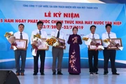 Phó Bí thư Thành ủy Võ Thị Dung trao bằng khen của UBND TP Hồ Chí Minh tuyên dương năm cá nhân.