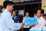 Trao tặng sữa tại thị xã Phôn xa vẳn, tỉnh Xiêng Khoảng, Lào.