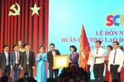 Phó Chủ tịch nước Đặng Thị Ngọc Thịnh trao tặng Huân chương Lao động hạng Nhất cho Công ty TNHH Truyền hình cáp Saigontourist TP Hồ Chí Minh.