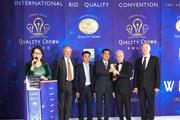 Chủ tịch kiêm Tổng giám đốc BID, Jose E.Prieto, trao giải thưởng cho ông Nguyễn Minh Khoa, Giám đốc Công ty Kính nổi Viglacera.