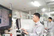 Sản xuất bảng mạch điện tử điều khiển đèn LED. Ảnh: TRẦN HẢI