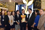 Lãnh đạo Tổng công ty Thương mại Hà Nội giới thiệu mặt hàng gạo giống Nhật trồng tại Việt Nam với khách hàng nước ngoài tại Hội nghị Gạo thế giới. Ảnh: Duy Linh