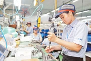 Công nhân Công ty Juki (Khu chế xuất Tân Thuận, quận 7) lắp ráp máy may bằng thiết bị, công nghệ hiện đại.