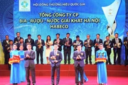 Ông Ngô Quế Lâm – Tổng giám đốc HABECO nhận biểu trưng và hoa kỷ niệm do Phó Thủ tướng Chính phủ Trịnh Đình Dũng và Bộ trưởng Công thương Trần Tuấn Anh trao tặng tại Lễ công bố Thương hiệu Quốc gia 20