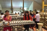 Gian hàng trưng bày sản phẩm gia dụng gốm Chu Đậu.