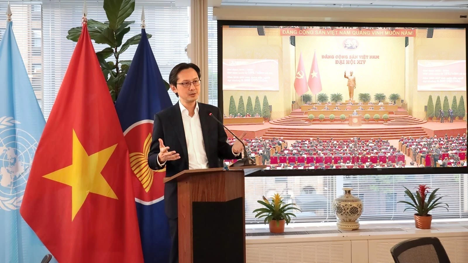 Đại sứ Đỗ Hùng Việt giới thiệu về Đại hội XIV và Kỳ họp Quốc hội khóa XVI với bạn bè Mỹ