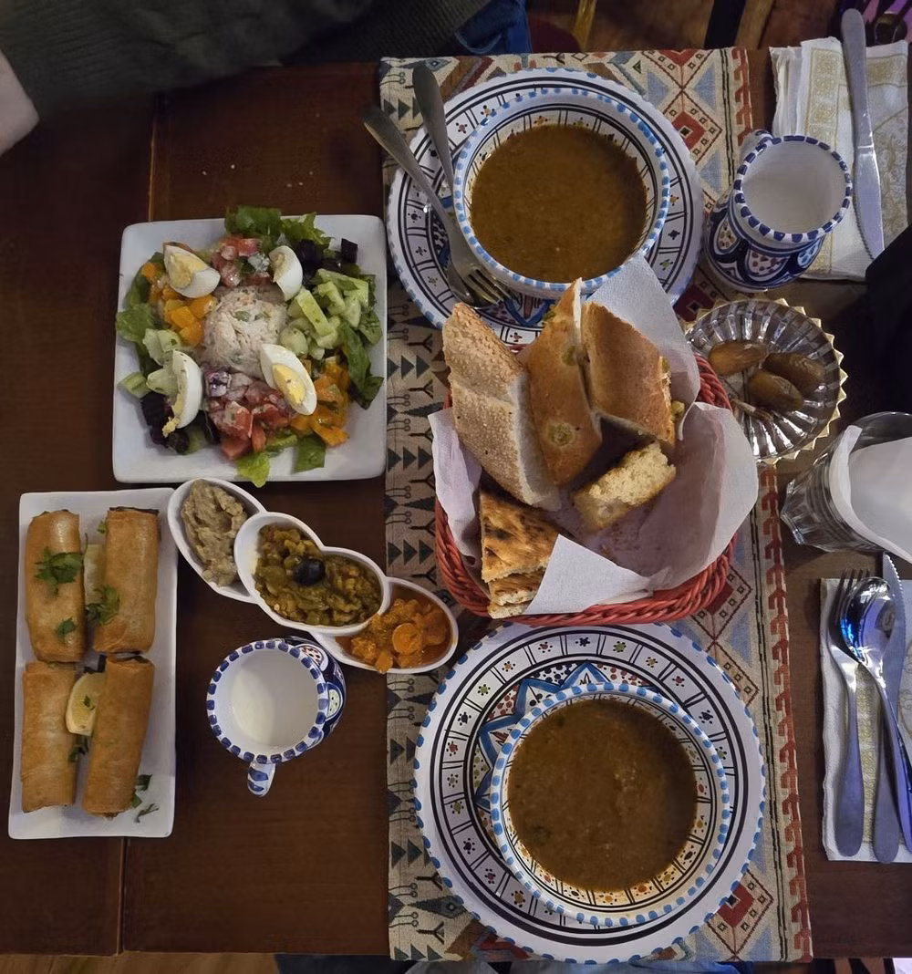 Sau chà là, sữa, người Hồi giáo Algeria sẽ dùng thêm súp, rau trộn và bánh truyền thống trước khi món chính được đưa ra.
