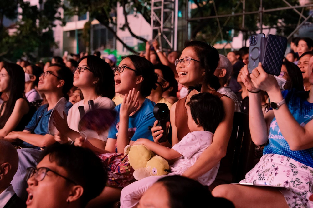 Khán giả thích thú trước những màn trình diễn công phu. 03.jpg