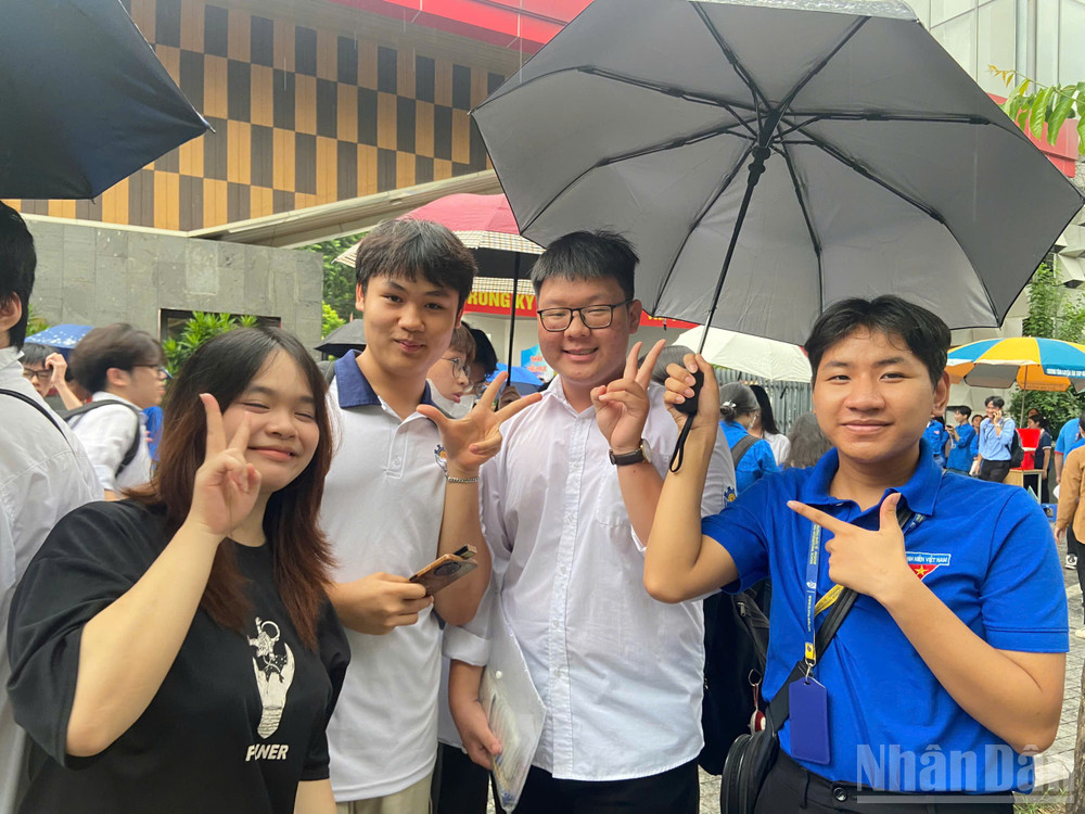 Thí sinh Lê Hải Long (thứ hai từ phải qua) chia sẻ niềm vui cùng bạn bè sau khi thi xong. ndo_br_z6748248345406-a23ffbccdba65a0acf95b67e611a6272.jpg