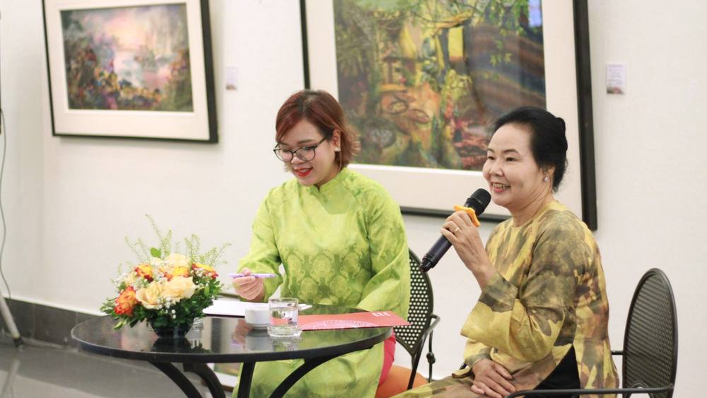 Họa sĩ Trần Thanh Thục chia sẻ về dòng tranh vải. (Ảnh: VNFAM)