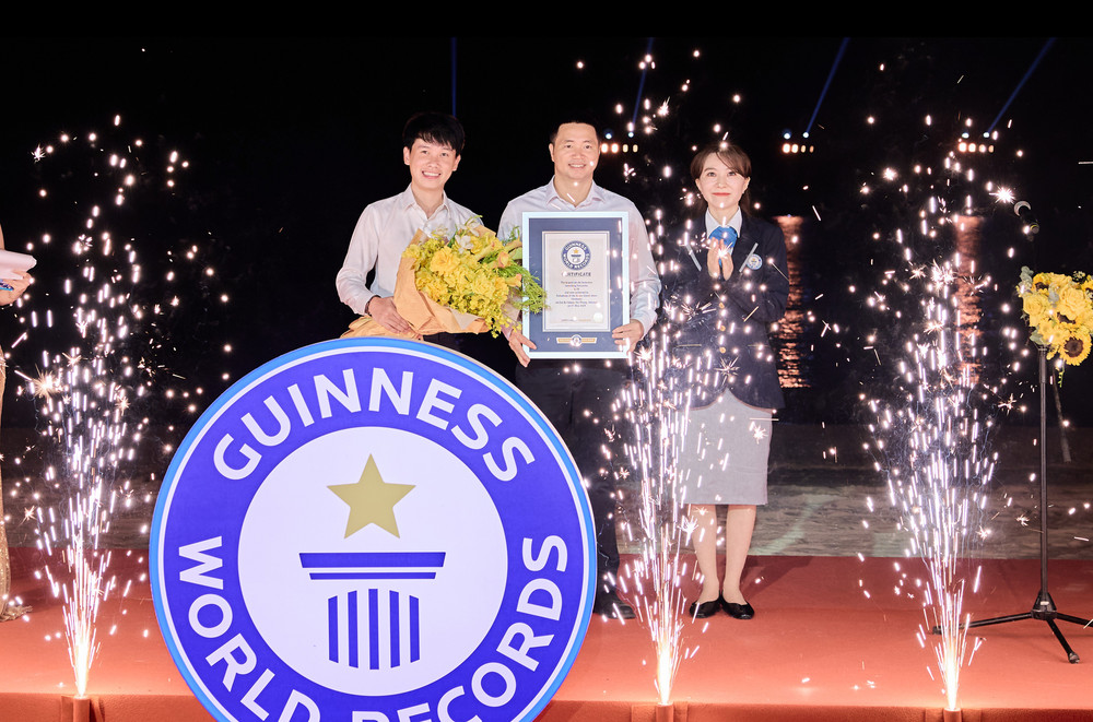 Màn biểu diễn đã vượt qua 3 vòng kiểm định khắt khe để xác lập 2 kỷ lục Guinness thế giới. show-ban-giao-huong-dao-xanh-xac-lap-2-ky-luc-the-gioi-2.jpg