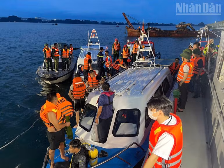 Hiện các lực lượng đang tiếp tục tổ chức tìm kiếm, cứu nạn tại hiện trường tàu bị nạn. (Ảnh: QUANG THỌ)