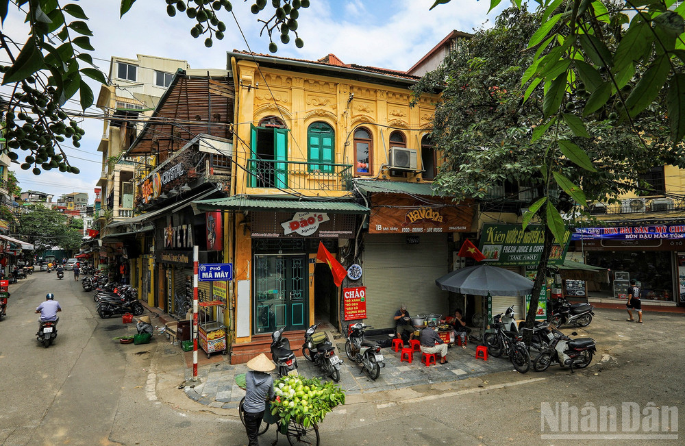 Thưởng thức những món ăn đường phố cũng là trải nghiệm không nên bỏ lỡ khi đến Hà Nội. (Ảnh: THÀNH ĐẠT) ndo_br_6-234-2.jpg