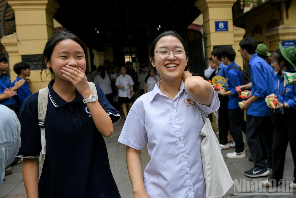 Trong ngày thi đầu tiên, các thí sinh đã làm bài thi Ngữ văn (buổi sáng) và bài thi Ngoại ngữ (buổi chiều). (Ảnh: THẾ ĐẠI) ndo_br_z6680599879703-9fd7612b3349866a6fc2827240f4441c.jpg