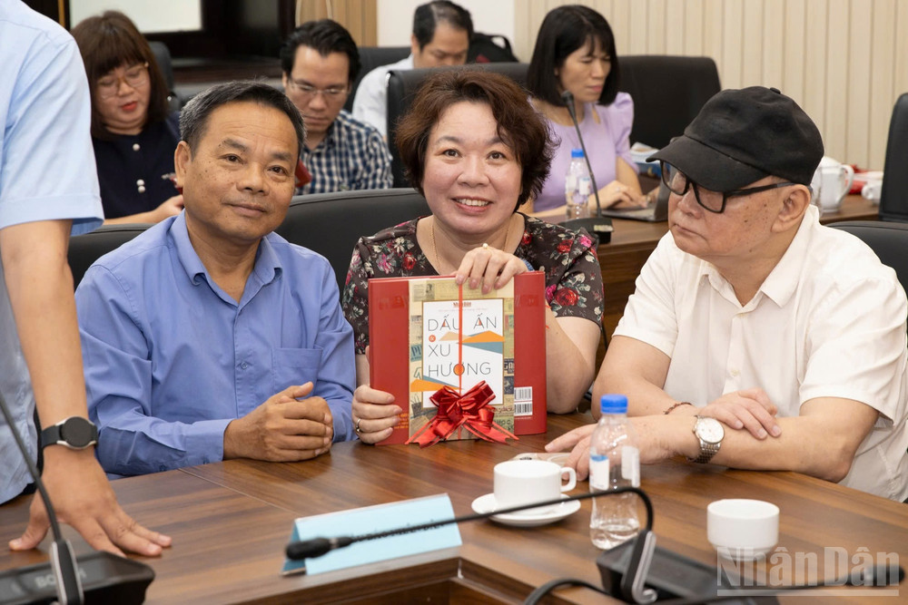 Ấn phẩm “Dấu ấn & Xu hướng” thu hút sự quan tâm của các đại biểu. ndo_br_z6716929933187-f67b6ab072d490fe49839d07c2817560.jpg
