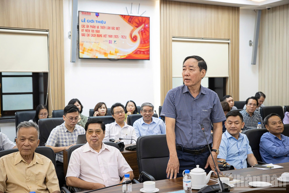 Nhà báo Hải Đường, nguyên Ủy viên Ban Biên tập Báo Nhân Dân bày tỏ ấn tượng về tính xuyên suốt của thời gian, sự đặc sắc về nội dung của ấn phẩm “Dấu ấn & Xu hướng”. ndo_br_z6716891978695-c7795b683c7f561aabac3160636f4c6c.jpg