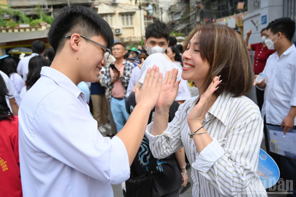 Thí sinh chia sẻ niềm vui với mẹ sau khi hoàn thành tốt bài thi Ngữ văn. (Ảnh: THẾ ĐẠI)