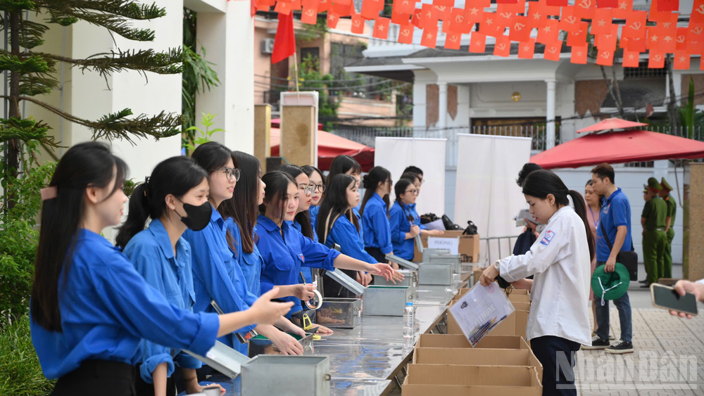Các thí sinh kiểm tra tư trang trước khi bước vào phòng thi. (Ảnh: THẾ ĐẠI)