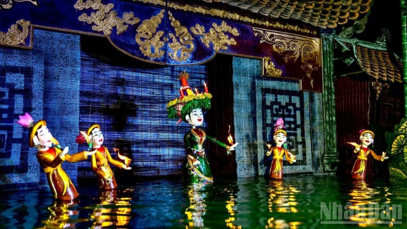 Một hoạt cảnh trên sân khấu múa rối nước. (Ảnh: MAI LỮ) ndo_br_424613096-931840148943772-8542358961279406714-n-copy-6639-9821-4190-860.jpg
