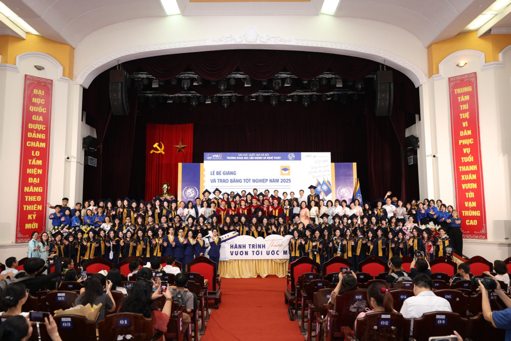 Các giảng viên và tân tiến sĩ, thạc sĩ, cử nhân trong Lễ Bế giảng và trao bằng tốt nghiệp đầu tiên của Trường Khoa học liên ngành và Nghệ thuật. khak2997-1.jpg