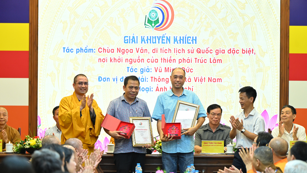 Tác giả Trần Thanh Hải (thứ 2 từ trái qua) đoạt giải Khuyến Khích hạng mục ảnh báo chí. thiet-ke-chua-co-ten-6.png