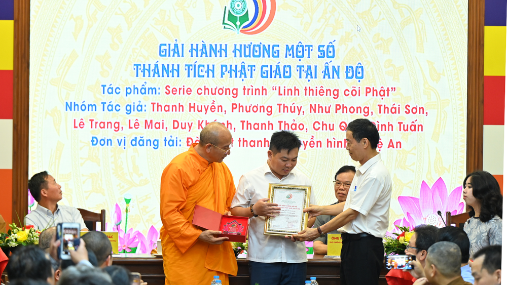 Ban Tổ chức trao giải Đặc biệt cho đại diện nhóm tác giả sản xuất loạt chương trình “Linh thiêng cõi Phật” . thiet-ke-chua-co-ten-5.png