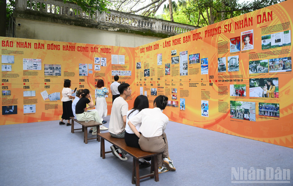Triển lãm thu hút đông đảo công chúng tham quan. ndo_br_huy-0274.jpg