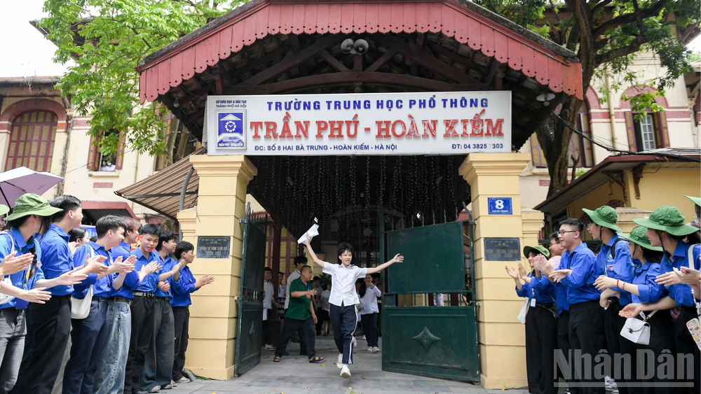 Thí sinh đầu tiên bước ra từ điểm thi Trường trung học phổ thông Trần Phú, Hoàn Kiếm, Hà Nội. (Ảnh: THẾ ĐẠI)
