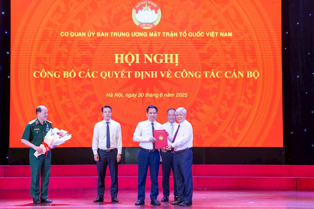 Đồng chí Đỗ Văn Chiến trao quyết định bổ nhiệm nhà báo Trương Thành Trung, giữ chức vụ Tổng Biên tập báo Đại đoàn kết theo mô hình mới của Mặt trận Tổ quốc Việt Nam. (Ảnh: QUANG VINH)