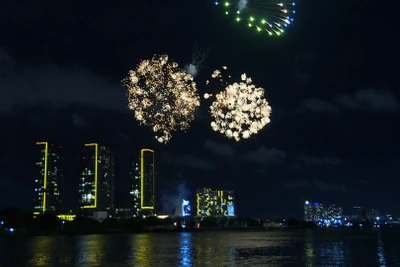 [Video] TP Hồ Chí Minh bắn pháo hoa nghệ thuật tại 4 điểm chào đón năm mới 2026