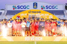 U21 PVF nâng cao chiếc cúp vô địch. (Ảnh: VFF)