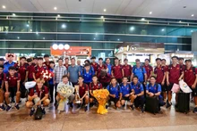 Đội tuyển U23 Việt Nam được chào đón tại sân bay Tân Sơn Nhất. (Ảnh: VFF)