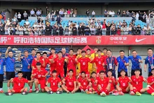 Các thành viên đội tuyển U16 Việt Nam cùng người hâm mộ tại thành phố Hohhot (Nội Mông, Trung Quốc). (Ảnh: VFF)