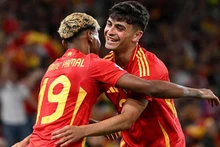 Pedri ăn mừng bàn thắng cùng Lamine Yamal. (Ảnh: UEFA)