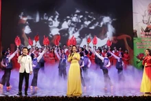 “Mãi mãi tấm lòng son, ngòi bút sắc” là chương trình nghệ thuật đặc biệt chào mừng kỷ niệm 100 năm Ngày Báo chí Cách mạng Việt Nam. (Ảnh: TUẤN MINH)
