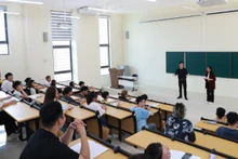 Sinh viên Đại học Quốc gia trên giảng đường. 