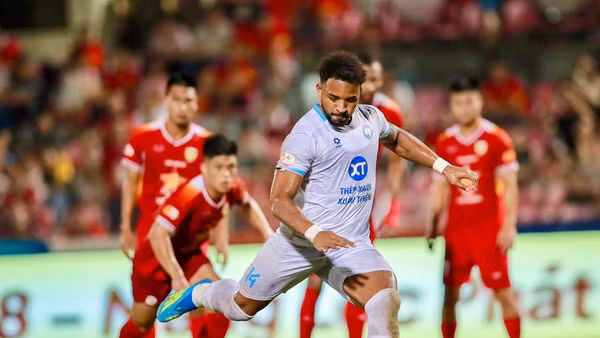 Tình huống dứt điểm ghi bàn mở tỷ số trên chấm 11m của Xuân Son.