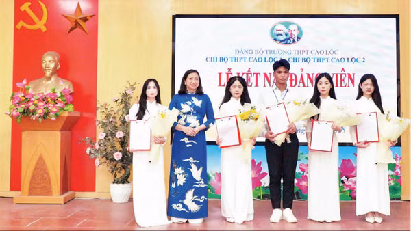Kết nạp đảng viên là học sinh ở Đảng bộ Trường trung học phổ thông Cao Lộc, phường Kỳ Lừa, tỉnh Lạng Sơn.
