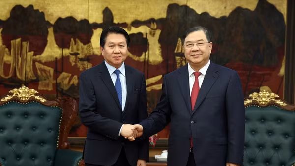 Phó Thủ tướng Thường trực Phạm Gia Túc tiếp Thứ trưởng Bộ Ngoại giao Lào Anouparb Vongnorkeo. (Ảnh: VGP)