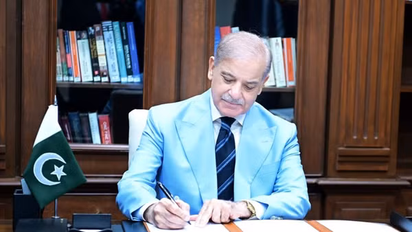 Thủ tướng Pakistan Shehbaz Sharif ký Biên bản ghi nhớ (MoU) với tư cách là người trung gian hòa giải trong thỏa thuận hòa bình giữa Mỹ và Iran, tại Islamabad, Pakistan. (Văn phòng Thủ tướng Pakistan/Ảnh cung cấp qua Tân Hoa Xã)