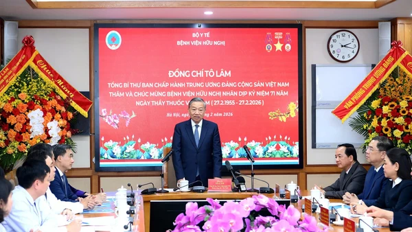 Tổng Bí thư Tô Lâm phát biểu chúc mừng ngành y tế và tập thể cán bộ, y bác sĩ, nhân viên Bệnh viện Hữu Nghị nhân dịp kỷ niệm 71 năm Ngày Thầy thuốc Việt Nam (27/2/1955-27/2/2026). (Ảnh: ĐĂNG KHOA)