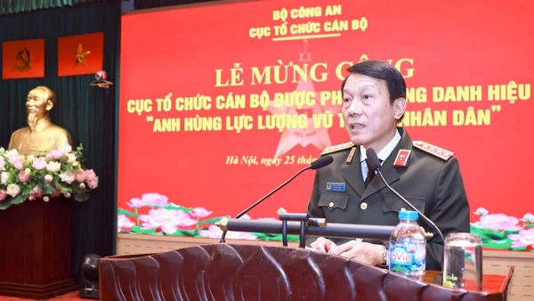 Bộ trưởng Lương Tam Quang chúc mừng và biểu dương những chiến công, thành tích của Cục Tổ chức cán bộ. (Ảnh: cand.com.vn)