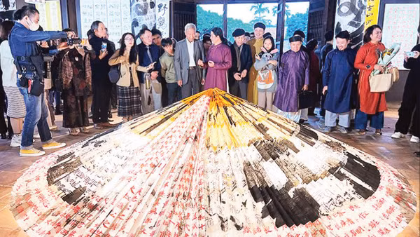 Công nghệ ánh sáng tạo ra hình ảnh độc đáo trong Triển lãm thư pháp diễn ra tại Văn Miếu-Quốc Tử Giám.