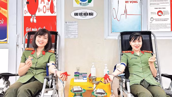 Trung tá Phạm Thị Huyền Trang, Phó Trưởng ban Phụ nữ và Đại úy Trần Thị Thanh Tâm, cán bộ Ban Phụ nữ Công an tỉnh Quảng Trị tham gia hoạt động hiến máu tình nguyện.