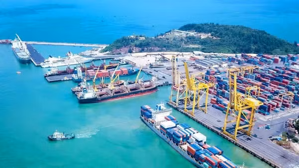 Doanh nghiệp nhà nước tiên phong trong các ngành, lĩnh vực trọng yếu, liên quan đến an ninh, quốc phòng. Trong ảnh: Bốc dỡ hàng hóa tại cảng Ðà Nẵng.