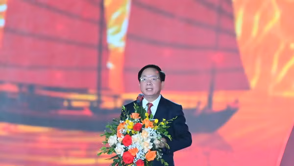 Đồng chí Trịnh Văn Quyết, Ủy viên Bộ Chính trị, Bí thư Trung ương Đảng, Trưởng ban Tuyên giáo và Dân vận Trung ương phát biểu tại Lễ khai mạc Liên hoan Phát thanh toàn quốc lần thứ XVII - Quảng Ninh năm 2026.