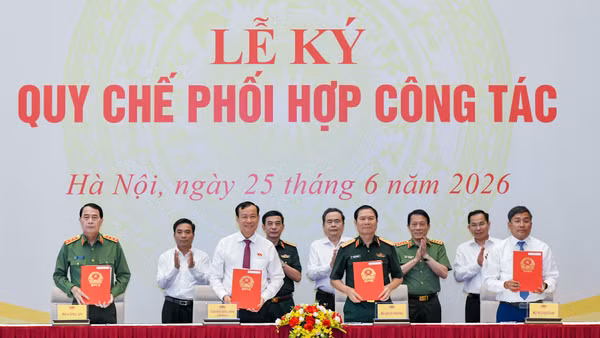 Chủ tịch Quốc hội Trần Thanh Mẫn và đại biểu chứng kiến Lễ ký Quy chế phối hợp công tác giữa Ủy ban Quốc phòng, An ninh và Đối ngoại của Quốc hội với Bộ Quốc phòng, Bộ Công an và Bộ Ngoại giao. (Ảnh: DUY LINH)