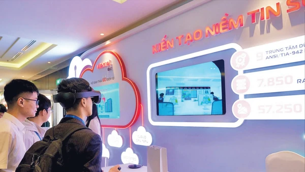 Mở rộng hạ tầng dữ liệu và công nghệ thực tế ảo, tăng cường hỗ trợ chuyển đổi số cho cơ quan và doanh nghiệp. (Trong ảnh: Gian trưng bày tại Internet Day 2025)